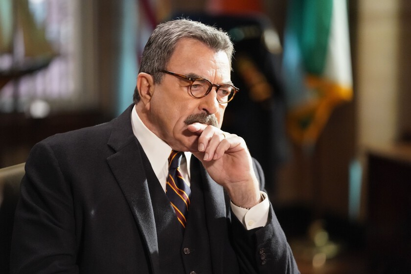 Verás 'Blue Bloods' con otros ojos. Tom Selleck siempre usa el mismo truco para las escenas de cena familiar