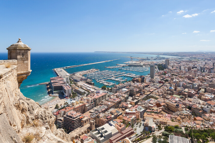Alicante quiere convertirse en un gran hub del almacenamiento energético. Primer paso: una "megabatería" reciclada