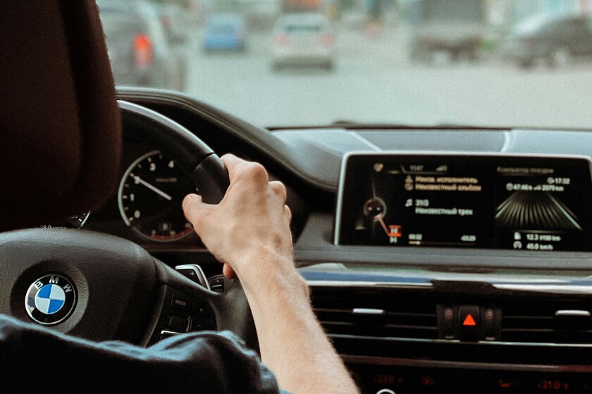 Un millonario suizo se pegó demasiado al coche de delante con su BMW. La justicia le amenaza con 115.000 euros de multa