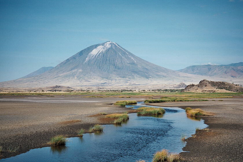 lleva en erupción desde 2017 y su lava es negra