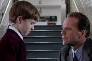 La amistad entre Bruce Willis y Haley Joel Osment fue más allá del rodaje de 'El sexto sentido'. "A veces volvía del colegio y tenía un mensaje suyo saludándome"
