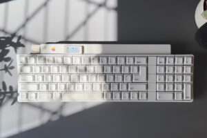 Alguien ha destripado un teclado Apple de 1986 fabricado en Japón. Lo ha convertido en un “moderno” periférico inalámbrico