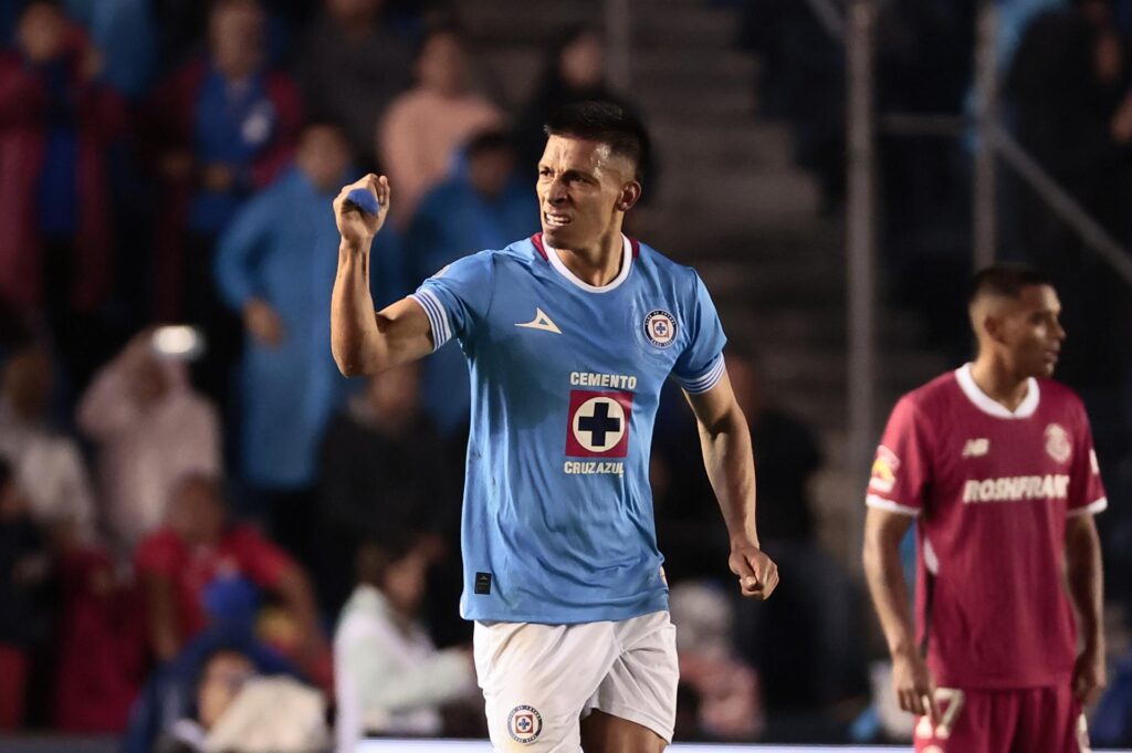 Angel Sepúlveda de Cruz Azul celebra un gol anotado a Toluca. Imagen de archivo. EFE/José Méndez