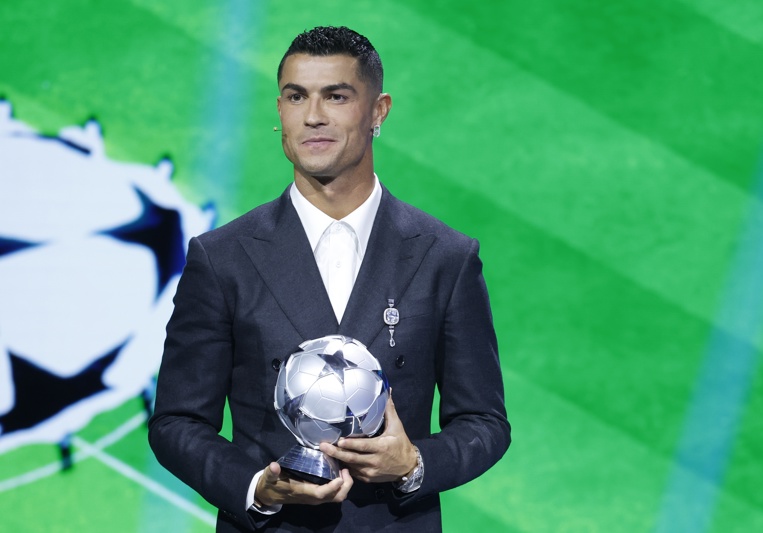 Cristiano Ronaldo recibe el premio al máximo goleador de la Champions League