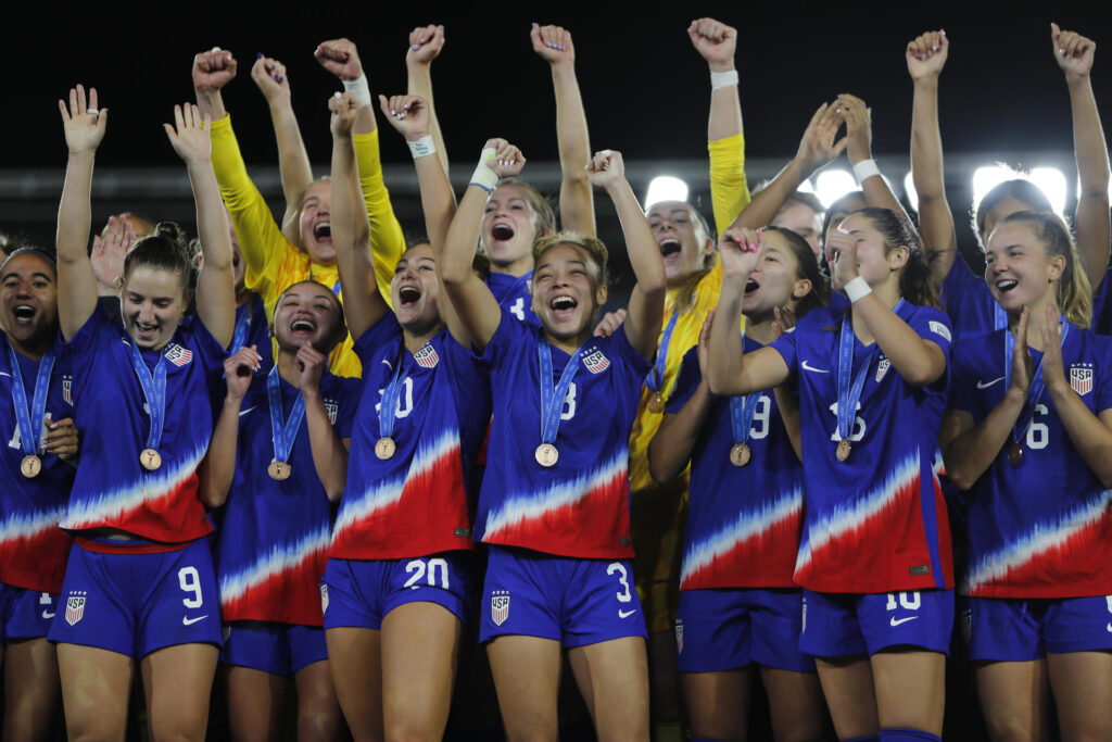 AME1445.BOGOTÁ (COLOMBIA), 21/09/2024.- Jugadoras de los Estados Unidos celebran este sábado, el tercer puesto en un partido de la Copa Mundial Femenil Sub-20 entre las selecciones de Estados Unidos y Países Bajos en el estadio El Campín, en Bogotá (Colombia). EFE/ Vannessa Jiménez
