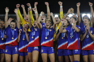 AME1445.BOGOTÁ (COLOMBIA), 21/09/2024.- Jugadoras de los Estados Unidos celebran este sábado, el tercer puesto en un partido de la Copa Mundial Femenil Sub-20 entre las selecciones de Estados Unidos y Países Bajos en el estadio El Campín, en Bogotá (Colombia). EFE/ Vannessa Jiménez