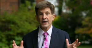 El mismo hombre que pronosticó el triunfo de Trump en 2016 afirmó que EEUU tendrá una presidenta