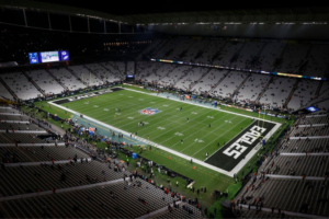 LeBron critica el terreno de juego de partido de NFL en Brasil