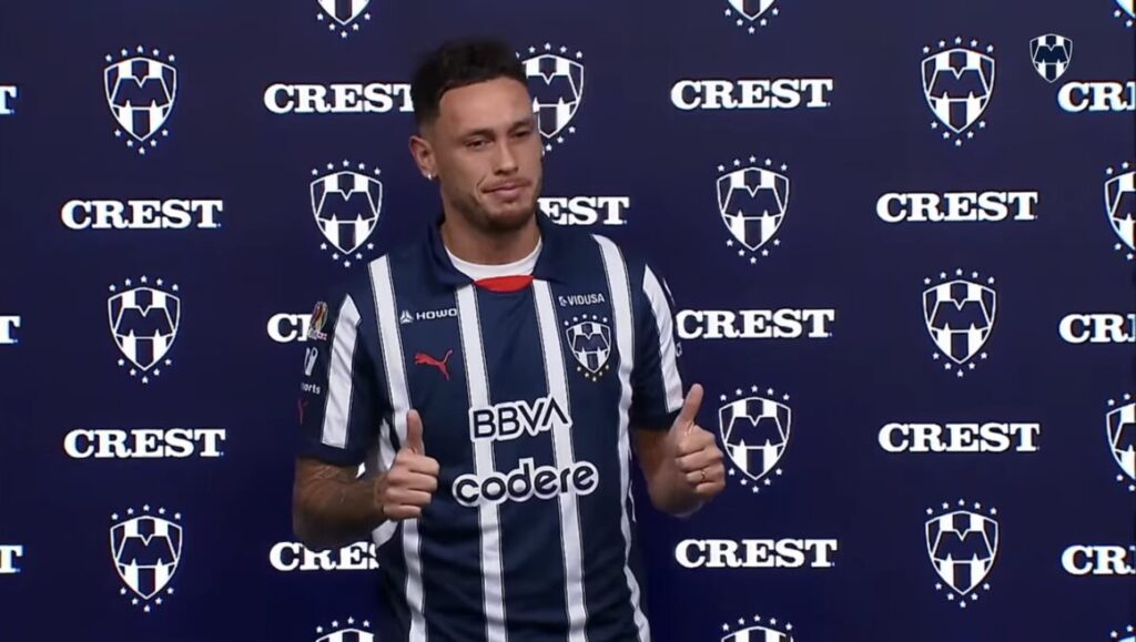 Confusión en el BBVA: Rodrigo Aguirre aparece en el debut de Ocampos