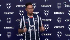 Confusión en el BBVA: Rodrigo Aguirre aparece en el debut de Ocampos