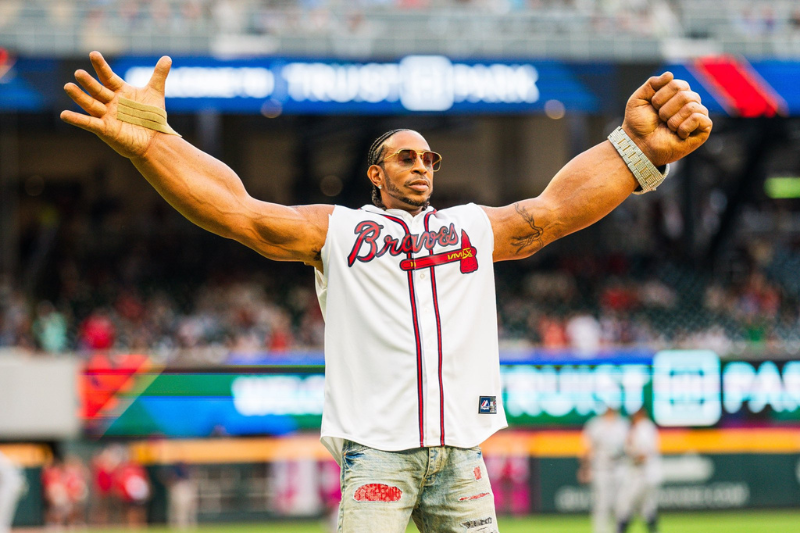 Ludacris brilla con los Braves al lanzar 1era bola en noche especial