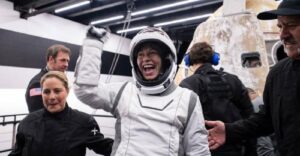 La misión Polaris Dawn de SpaceX que realizó la primera caminata espacial civil aterrizó con éxito en la costa de Florida