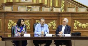 Timoteo Zambrano ajusta una propuesta para romper relaciones con España