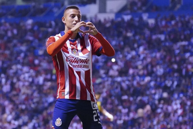 Roberto "Piojo" Alvarado celebrando su gol en contra del conjunto del Puebla.(Foto: Twitter/X CHIVAS)