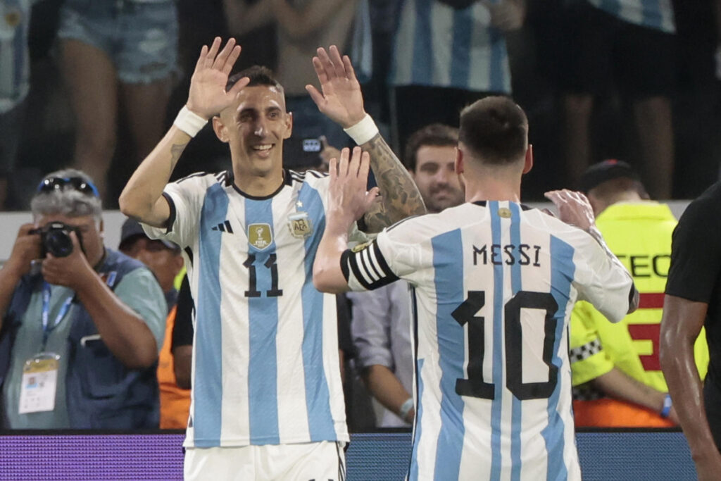 Imagen de archivo de Ángel Di María (i) y Lionel Messi en un partido de la selección de Argentina. EFE/ Juan Ignacio Roncoroni
