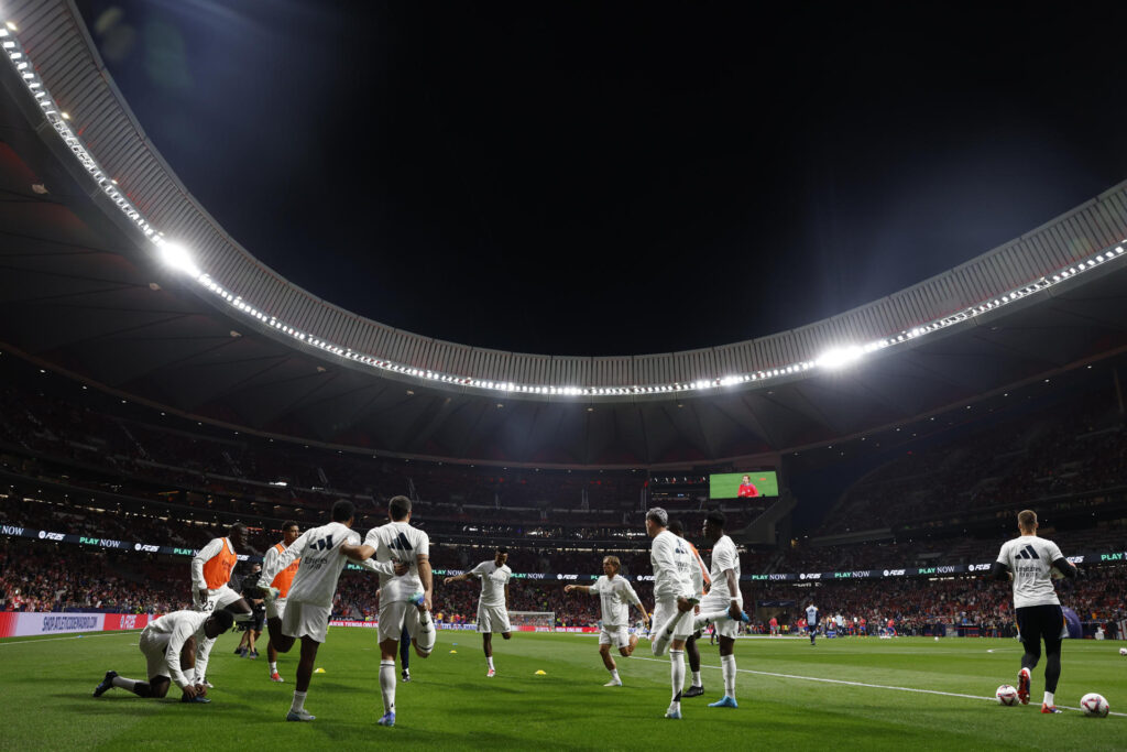 Los jugadores del Real Madrid calientan antes del inicio del encuentro correspondiente a la jornada 8 de LaLiga EA Sports disputado entre el Atlético de Madrid y el Real Madrid en el estadio Civitas Metropolitano de Madrid. EFE/ J.J Guillén
