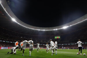 Los jugadores del Real Madrid calientan antes del inicio del encuentro correspondiente a la jornada 8 de LaLiga EA Sports disputado entre el Atlético de Madrid y el Real Madrid en el estadio Civitas Metropolitano de Madrid. EFE/ J.J Guillén