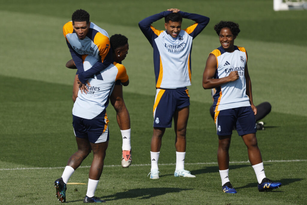 Vinicius carga en hombros a Jude Bellingham durante el entrenamiento del Real Madrid, en presencia de Rodrygo y (2D) and Endrick (D). EFE/Rodrigo Jiménez (TV/Streaming)