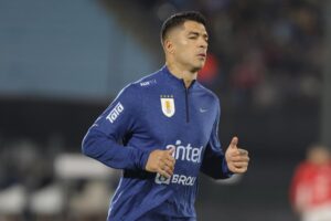 Luis Suárez de Uruguay calienta en un partido de las eliminatorias sudamericanas para el Mundial de 2026. EFE/ Gastón Britos