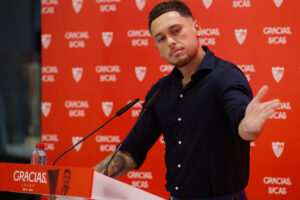 El jugador argentino Lucas Ocampos durante su acto de despedida este martes. (Liga MX) .EFE/ José Manuel Vidal