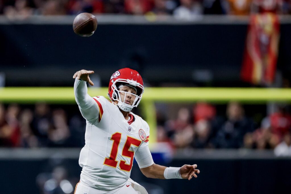 El mariscal de campo de los Kansas City Chiefs Patrick Mahomes lanza el ovoide durante un partido de la NFL. EFE/ERIK S. LESSER