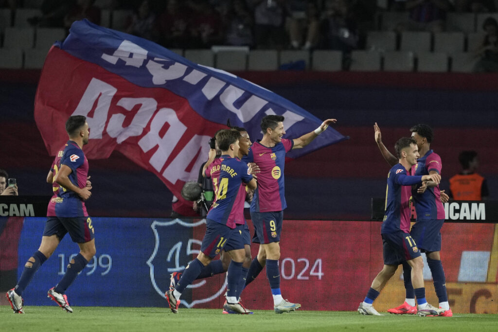 El delantero del Barcelona Robert Lewandowski (3-d) celebra con sus compañeros tras marcar ante el Getafe, durante el partido de la séptima jornada de LaLiga EA Sports que FC Barcelona y Getafe CF disputaron en el Estadi Olimpic Lluis Companys. EFE/Alejandro García