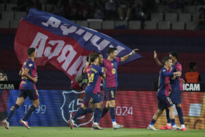 El delantero del Barcelona Robert Lewandowski (3-d) celebra con sus compañeros tras marcar ante el Getafe, durante el partido de la séptima jornada de LaLiga EA Sports que FC Barcelona y Getafe CF disputaron en el Estadi Olimpic Lluis Companys. EFE/Alejandro García