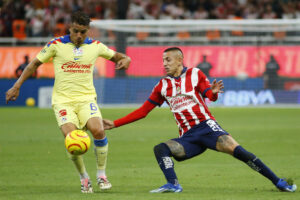 Roberto Alvarado (d) de Guadalajara disputa un balón con Jonathan Dos Santos (i) de América. Fotografía de archivo. EFE/Francisco Guasco