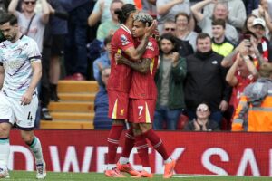 El delantero Luis Diaz, del Liverpool, celebra el 2-0 durante el partido de la Premier League que han jugado Liverpool y AFC Bournemouth en Liverpool, Reino Unido. EFE/EPA/TIM KEETON