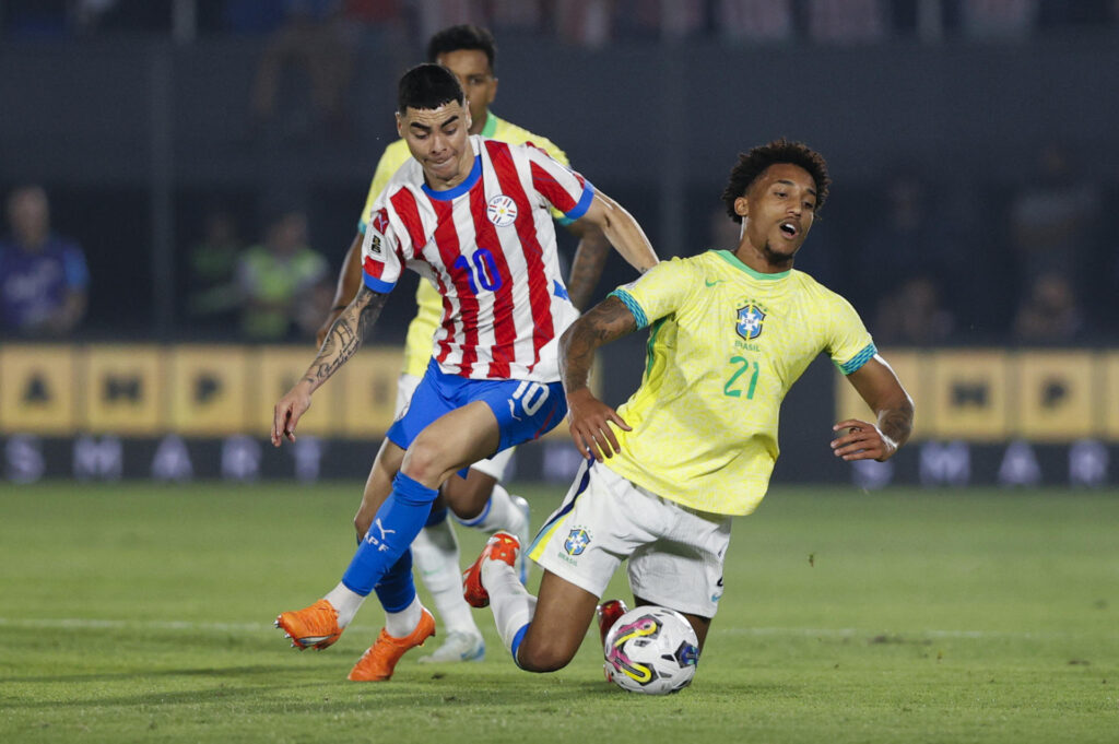 Miguel Almirón (i) de Paraguay disputa el balón con Joao Pedro de Brasil en un partido de las eliminatorias sudamericanas para el Mundial de 2026. EFE/ Juan Pablo Pino