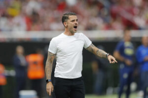 El entrenador del Guadalajara Fernando Gago, en un momento del partido ante América, de las semifinales del torneo clausura 2024 de la Liga Mx, disputado en el Estadio Akron en la ciudad de Guadalajara (México-Chivas-América). EFE/ Francisco Guasco