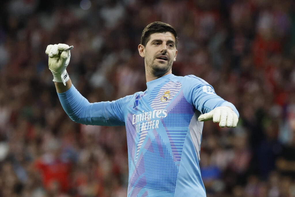 El portero del Real Madrid Thibaut Courtois retira un objeto lanzado desde la grada, durante el partido de la LaLiga EA Sports en el estadio Civitas Metropolitano. EFE/Ballesteros