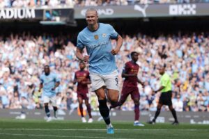 El noruego Erling Haaland, delantero del Manchester City, celebra uno de sus tres goles durante el partido contra el Ipswich Town. EFE/EPA/GARY OAKLEY