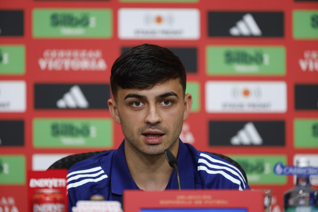 El jugador de la selección española de fútbol Pedri, durante la rueda de prensa en Donaueschingen. EFE/ J.J. Guillén
