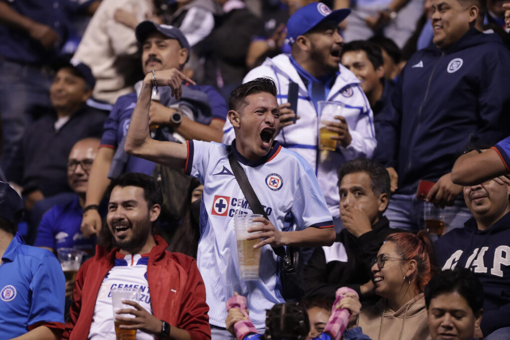 Aficionados de Cruz Azul apoyan a su equipo durante un partido disputado en el estadio Cuauhtémoc, en Puebla (México). EFE/Hilda Ríos