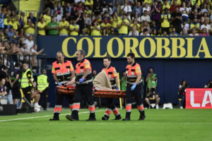 El guardameta alemán del FC Barcelona, Marc-André ter Stegen, retirado en camilla tras caer lesionado durante el encuentro correspondiente a la sexta jornada de Laliga EA Sportsen el estadio de La Cerámica, en la localidad castellonense. EFE / Andreu Esteba.