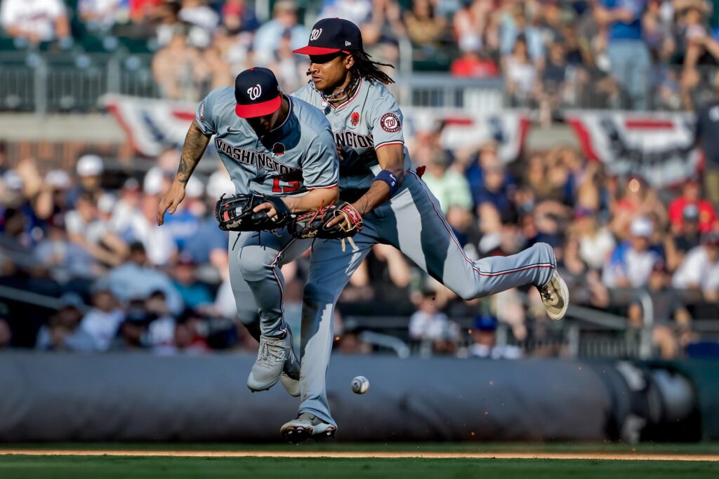 El campocorto de los Nacionales, CJ Abrams (d), choca con su compañero, el tercera base Nick Senzel (i) durante un pasaje del juego que la novena de Washington ganó este lunes en Atlanta (Georgia) a los Bravos. EFE/Erik S.Lesser
