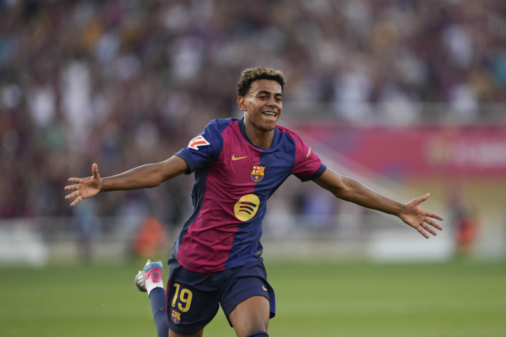 El delantero del Barcelona Lamine Yamal celebra tras marcar ante el Athletic, durante el partido de Liga en Primera División que FC Barcelona y Athletic Club disputan este sábado en el Estadio Olímpico Lluis Companys. EFE/Alejandro García
