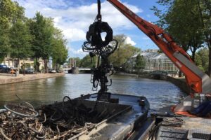 es la ciudad que más bicicletas pesca en el mundo