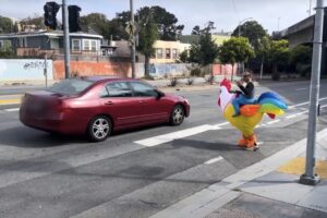 disfrazar de pollo a sus agentes