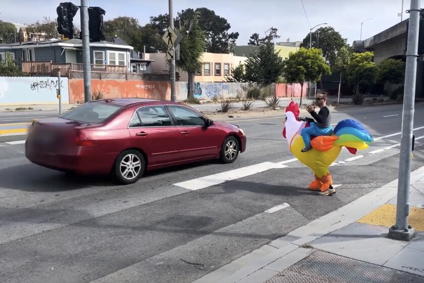 disfrazar de pollo a sus agentes
