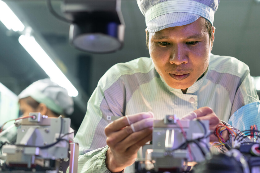 Cada vez más proveedores de Apple se mudan de China a Vietnam. El problema es que no hay suficientes trabajadores