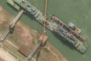 China estaba cerca de terminar su submarino nuclear más avanzado. Estaba porque se le ha hundido en un muelle, según WSJ