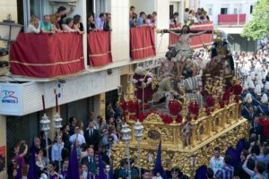 Ante el boom de procesiones por las calles de la ciudad, en Sevilla ha surgido una idea: cobrar una 'tasa cofrade'