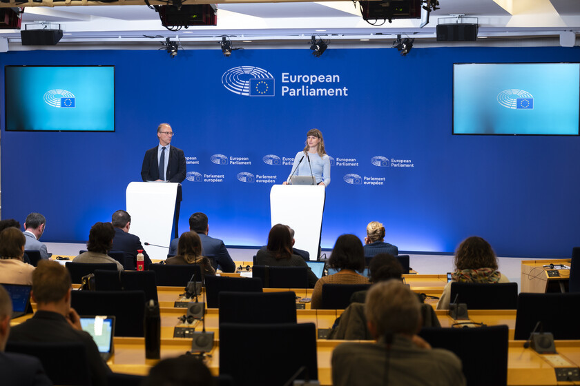 El Parlamento Europeo aprueba los aranceles al coche eléctrico chino y abre las puertas a llevarlos hasta el 35%