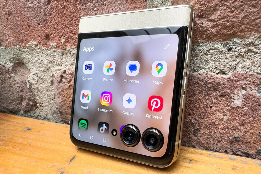 Toca fondo el precio de este teléfono plegable Motorola de 2024 que sorprende por la calidad de sus pantallas y rendimiento