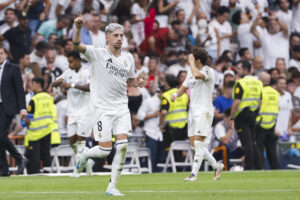 El centrocampista uruguayo del Real Madrid Fede Valverde celebra el gol marcado ante el Real Valladolid durante el partido de la segunda jornada de Liga disputado en el estadio Santiago Bernabéu. EFE/Chema Moya