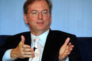 El ex-CEO de Google apuesta por más centros de datos para la IA. "Nunca alcanzaremos los objetivos climáticos de todas formas"
