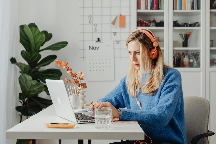 Escuchar música en el trabajo no solo lo hace más llevadero, también mejora la concentración. Solo hay que elegir la adecuada