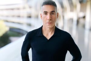 Quién es Dan Riccio, el histórico líder de Apple que se jubila tras 26 años en la empresa